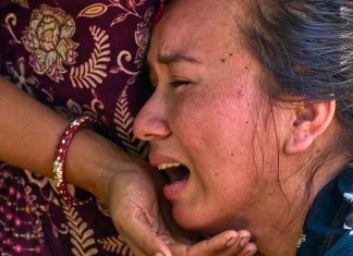 “Casi me aplasta la cabeza”: sobrevivientes de la riada entre Nepal y China cuentan cómo escaparon Mujer llora desconsolada durante la tragedia en Nepal
