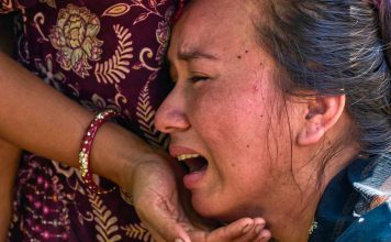 “Casi me aplasta la cabeza”: sobrevivientes de la riada entre Nepal y China cuentan cómo escaparon Mujer llora desconsolada durante la tragedia en Nepal