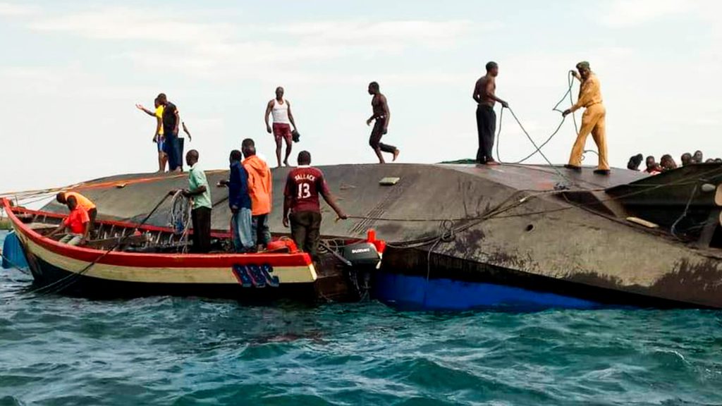 Embarcación volcada tras naufragio en Nigeria que deja al menos 52 muertos