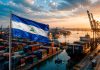 Nicaragua lidera crecimiento económico en Centroamérica Bandera de Nicaragua frente a puerto de carga y contenedores