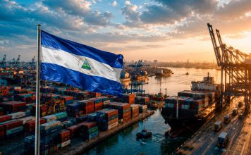 Nicaragua lidera crecimiento económico en Centroamérica Bandera de Nicaragua frente a puerto de carga y contenedores