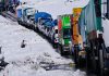 Nevada desata emergencia en Bolivia por el frío extremo Camiones varados en una carretera cubierta de nieve en Bolivia debido a intensas nevadas.
