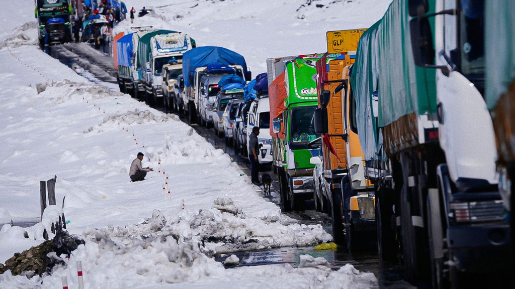 Camiones varados en una carretera cubierta de nieve en Bolivia debido a intensas nevadas.