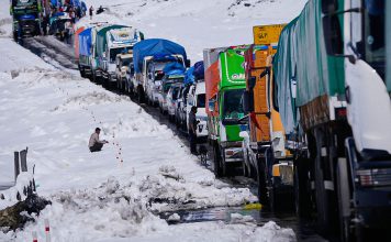 Nevada desata emergencia en Bolivia por el frío extremo Camiones varados en una carretera cubierta de nieve en Bolivia debido a intensas nevadas.
