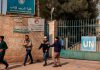 Fuerzas israelíes se apoderan de centro educativo palestino Niños frente al Centro de Capacitación de Kalandia de la ONU.
