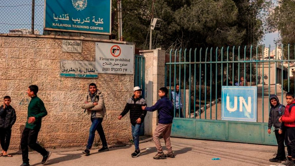 Niños frente al Centro de Capacitación de Kalandia de la ONU.
