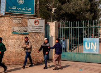Fuerzas israelíes se apoderan de centro educativo palestino Niños frente al Centro de Capacitación de Kalandia de la ONU.