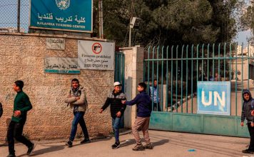 Fuerzas israelíes se apoderan de centro educativo palestino Niños frente al Centro de Capacitación de Kalandia de la ONU.