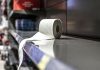 Guerra comercial podría disparar los precios del papel higiénico en EEUU Rollo de papel higiénico abandonado en un supermercado tras compras de pánico en Estados Unidos.