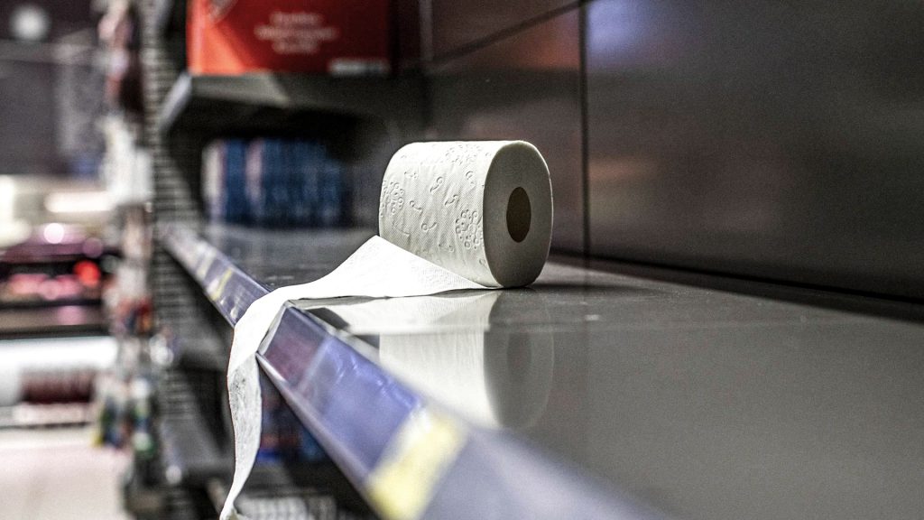 Rollo de papel higiénico abandonado en un supermercado tras compras de pánico en Estados Unidos.