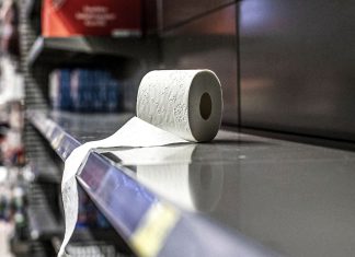 Guerra comercial podría disparar los precios del papel higiénico en EEUU Rollo de papel higiénico abandonado en un supermercado tras compras de pánico en Estados Unidos.