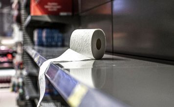 Guerra comercial podría disparar los precios del papel higiénico en EEUU Rollo de papel higiénico abandonado en un supermercado tras compras de pánico en Estados Unidos.