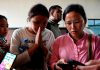 Quiénes son los turistas extranjeros desaparecidos tras la tragedia en Nepal y China Peregrinas esperan información en el Himalaya tras un desastre mientras revisan sus teléfonos.