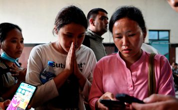 Quiénes son los turistas extranjeros desaparecidos tras la tragedia en Nepal y China Peregrinas esperan información en el Himalaya tras un desastre mientras revisan sus teléfonos.