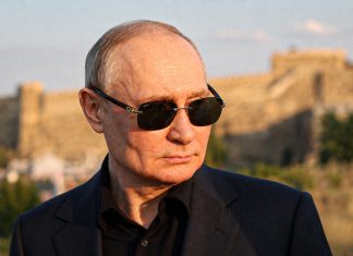 Putin: Kiev abrió una caja de Pandora al atacar civiles en Rusia Presidente de Rusia durante una visita en el exterior, con una fortificación histórica al fondo.