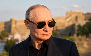 Putin: Kiev abrió una caja de Pandora al atacar civiles en Rusia Presidente de Rusia durante una visita en el exterior, con una fortificación histórica al fondo.