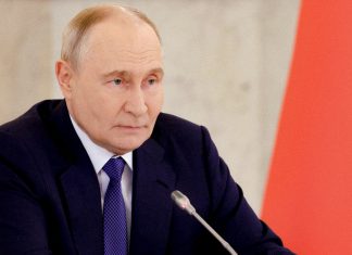 Rusia refuerza su estrategia de soberanía económica Vladímir Putin durante una reunión oficial con la bandera de Rusia al fondo