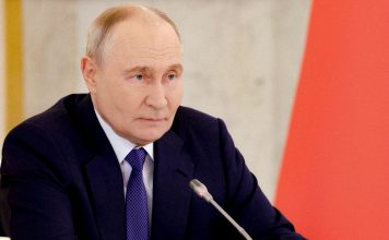 Rusia refuerza su estrategia de soberanía económica Vladímir Putin durante una reunión oficial con la bandera de Rusia al fondo