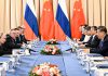China y Rusia refuerzan su alianza estratégica al más alto nivel Vladímir Putin y Xi Jinping reunidos con sus delegaciones en Biskek.