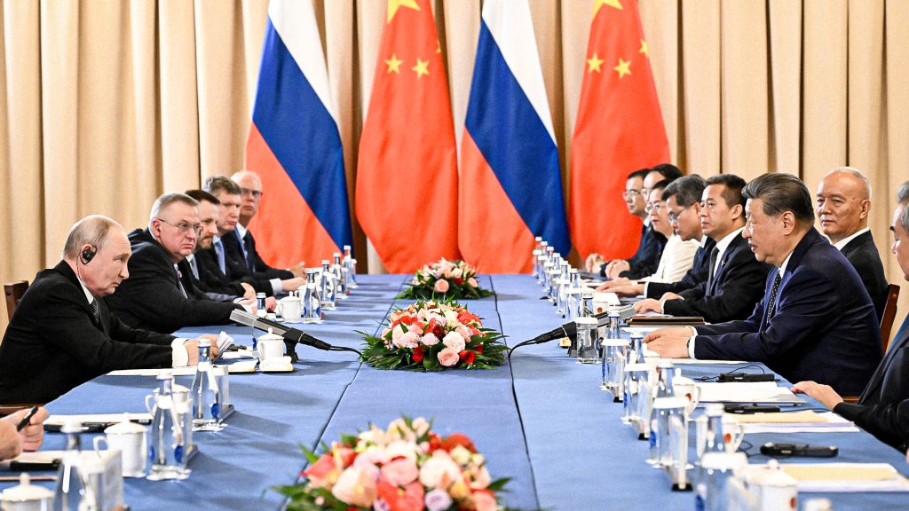 Vladímir Putin y Xi Jinping reunidos con sus delegaciones en Biskek.