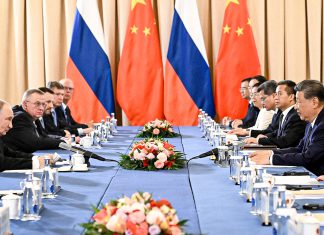 China y Rusia refuerzan su alianza estratégica al más alto nivel Vladímir Putin y Xi Jinping reunidos con sus delegaciones en Biskek.