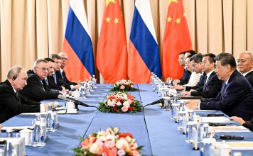 China y Rusia refuerzan su alianza estratégica al más alto nivel Vladímir Putin y Xi Jinping reunidos con sus delegaciones en Biskek.
