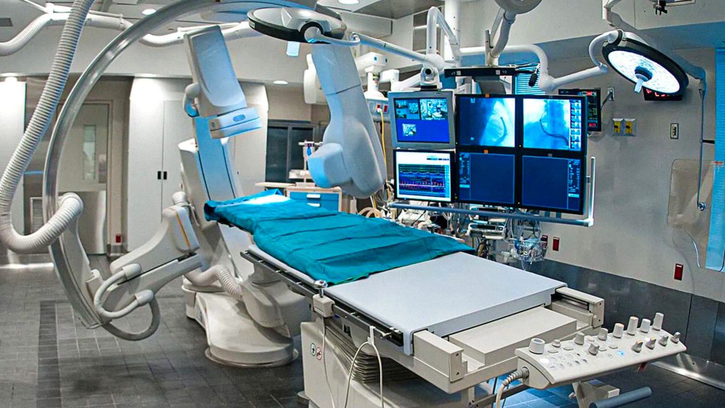 Quirófano equipado con tecnología avanzada para cirugía cerebral