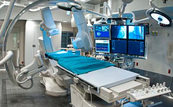 IA guía por primera vez una cirugía cerebral Quirófano equipado con tecnología avanzada para cirugía cerebral
