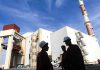 Irán rechaza inspecciones de la AIEA en sitios nucleares atacados Instalaciones del reactor nuclear de Bushehr en el sur de Irán con trabajadores en primer plano.