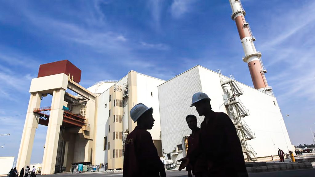 Instalaciones del reactor nuclear de Bushehr en el sur de Irán con trabajadores en primer plano.