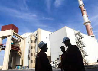 Irán rechaza inspecciones de la AIEA en sitios nucleares atacados Instalaciones del reactor nuclear de Bushehr en el sur de Irán con trabajadores en primer plano.