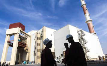 Irán rechaza inspecciones de la AIEA en sitios nucleares atacados Instalaciones del reactor nuclear de Bushehr en el sur de Irán con trabajadores en primer plano.