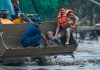 Colapso de glaciar habría provocado devastadora riada entre Nepal y China Rescatistas evacúan a una mujer en una maquinaria pesada durante una inundación en Nepal.