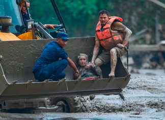 Colapso de glaciar habría provocado devastadora riada entre Nepal y China Rescatistas evacúan a una mujer en una maquinaria pesada durante una inundación en Nepal.