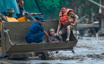 Colapso de glaciar habría provocado devastadora riada entre Nepal y China Rescatistas evacúan a una mujer en una maquinaria pesada durante una inundación en Nepal.
