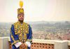 Muere el monarca más joven del mundo El rey Oyo Nyimba Kabamba Iguru Rukidi IV, de Tooro, Uganda, vestido con indumentaria ceremonial.