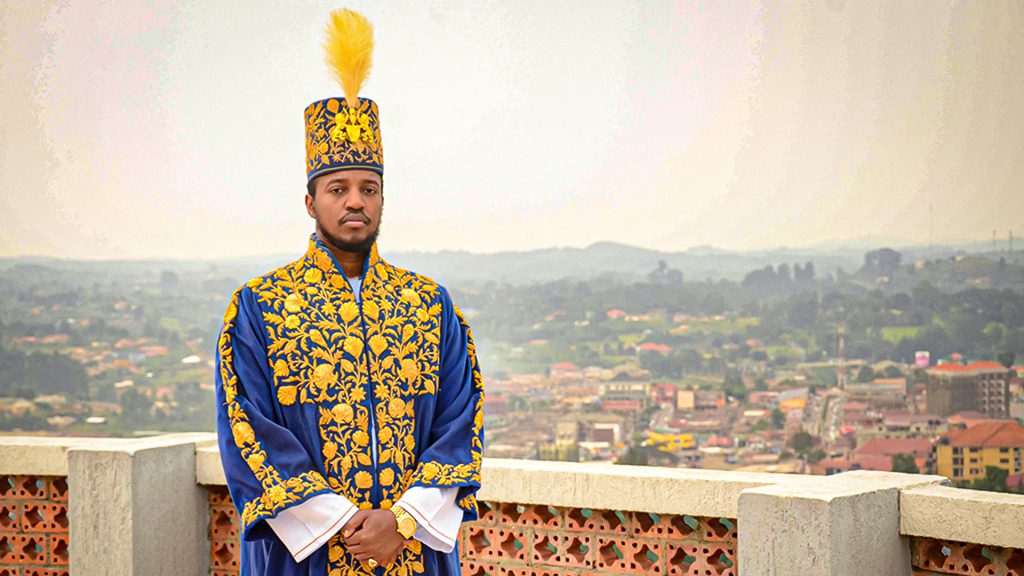 El rey Oyo Nyimba Kabamba Iguru Rukidi IV, de Tooro, Uganda, vestido con indumentaria ceremonial.