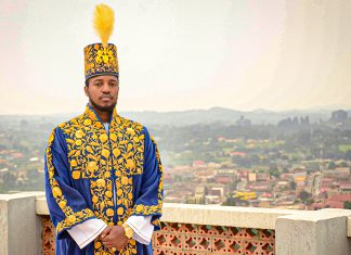 Muere el monarca más joven del mundo El rey Oyo Nyimba Kabamba Iguru Rukidi IV, de Tooro, Uganda, vestido con indumentaria ceremonial.