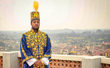 Muere el monarca más joven del mundo El rey Oyo Nyimba Kabamba Iguru Rukidi IV, de Tooro, Uganda, vestido con indumentaria ceremonial.