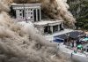 Xi Jinping ordena máximos esfuerzos de rescate ante poderosa riada entre Nepal y China Nube de polvo cubre una zona urbana tras un repentino deslizamiento en la frontera entre Nepal y China.