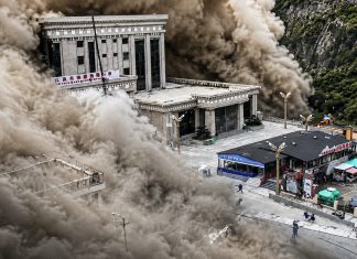 Xi Jinping ordena máximos esfuerzos de rescate ante poderosa riada entre Nepal y China Nube de polvo cubre una zona urbana tras un repentino deslizamiento en la frontera entre Nepal y China.