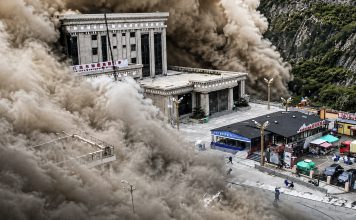 Xi Jinping ordena máximos esfuerzos de rescate ante poderosa riada entre Nepal y China Nube de polvo cubre una zona urbana tras un repentino deslizamiento en la frontera entre Nepal y China.