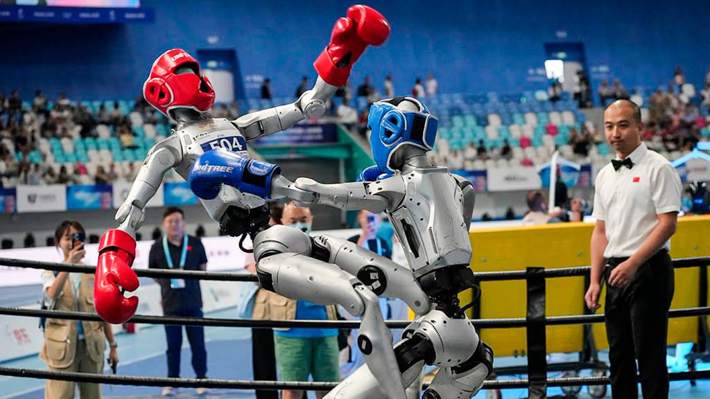 Dos robots humanoides compiten en un combate de boxeo robótico en Beijing.