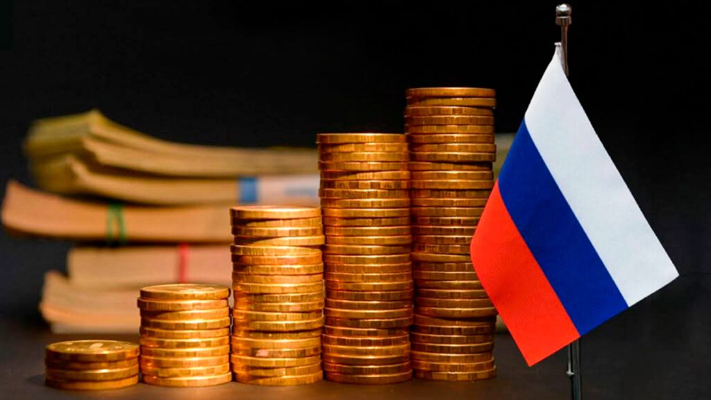 Monedas y bandera de Rusia representan el crecimiento de su economía pese a las sanciones.