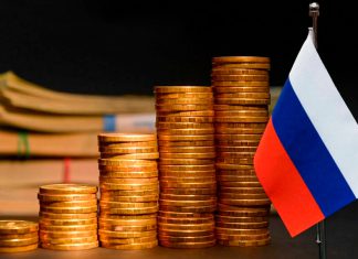 Rusia se consolida como cuarta economía mundial pese a sanciones Monedas y bandera de Rusia representan el crecimiento de su economía pese a las sanciones.