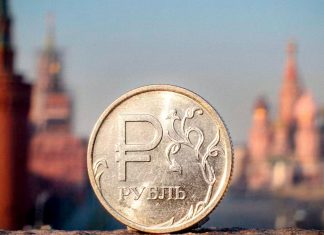 Rusia activa su nueva moneda digital Moneda de rublo ruso frente a edificios de una ciudad de Rusia