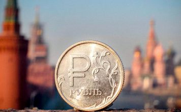 Rusia activa su nueva moneda digital Moneda de rublo ruso frente a edificios de una ciudad de Rusia