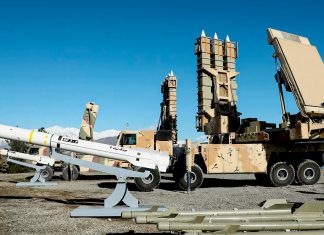 Irán fortalece su defensa aérea y mantiene vigilancia total de sus fronteras Sistema de misiles antibalísticos de largo alcance Arman desplegado en una zona montañosa.