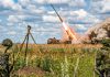 Rusia advierte que tropas extranjeras en Ucrania serán objetivos militares legítimos Soldados observan el lanzamiento de un misil desde un sistema móvil en un campo.