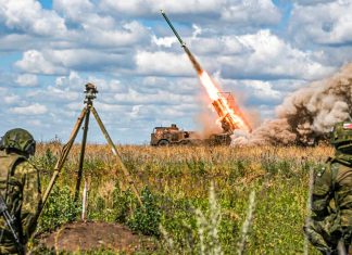 Rusia advierte que tropas extranjeras en Ucrania serán objetivos militares legítimos Soldados observan el lanzamiento de un misil desde un sistema móvil en un campo.